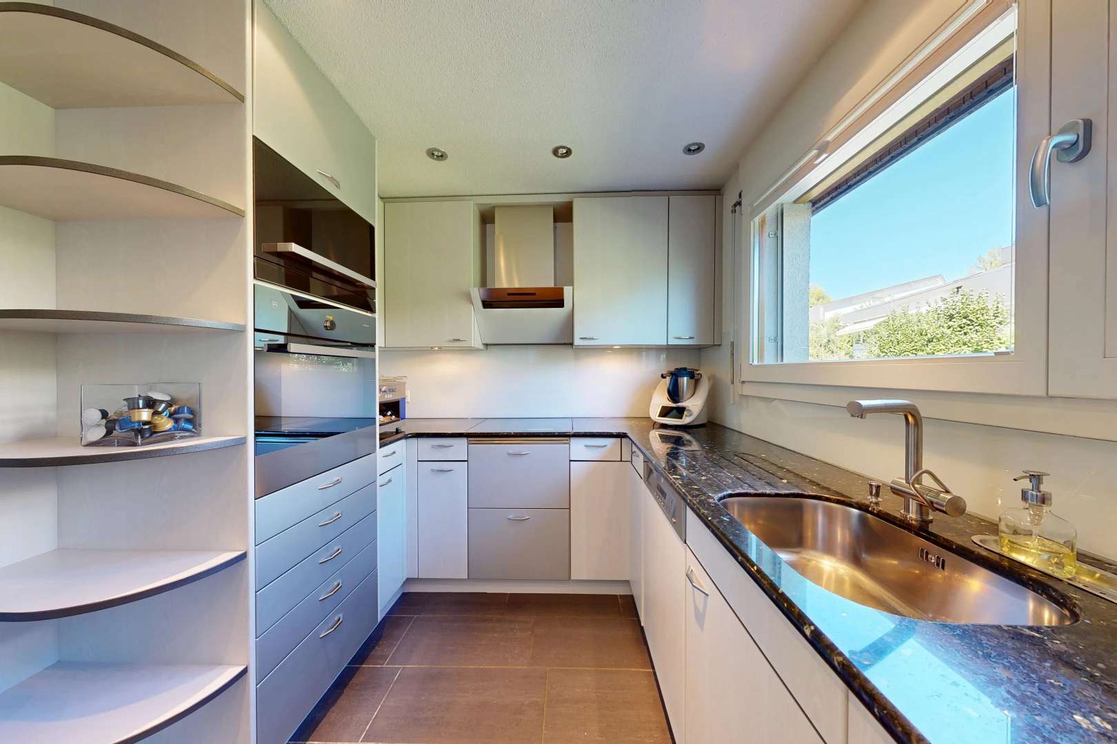 küche mit open shelves, offene regale, waschbecken, day time, und ofen