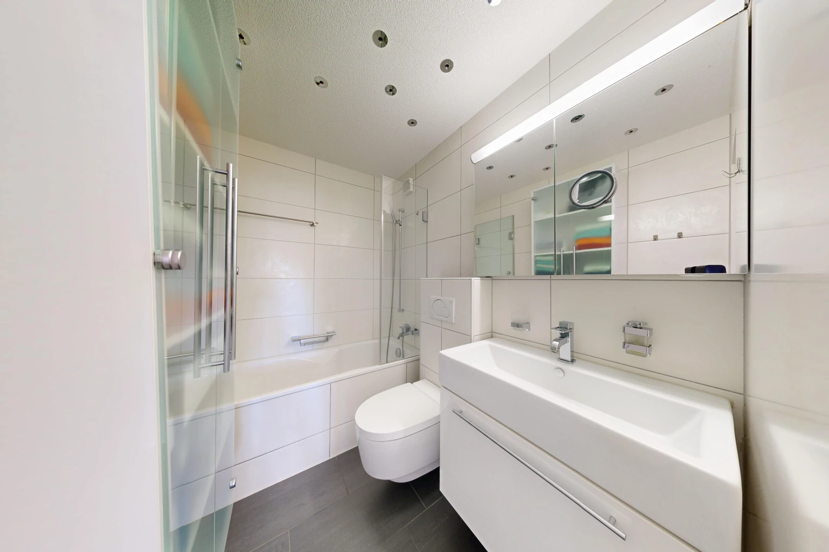 bad mit kombiniertes bad / dusche, komplettes badezimmer, schminktisch, dark floor, und inside property