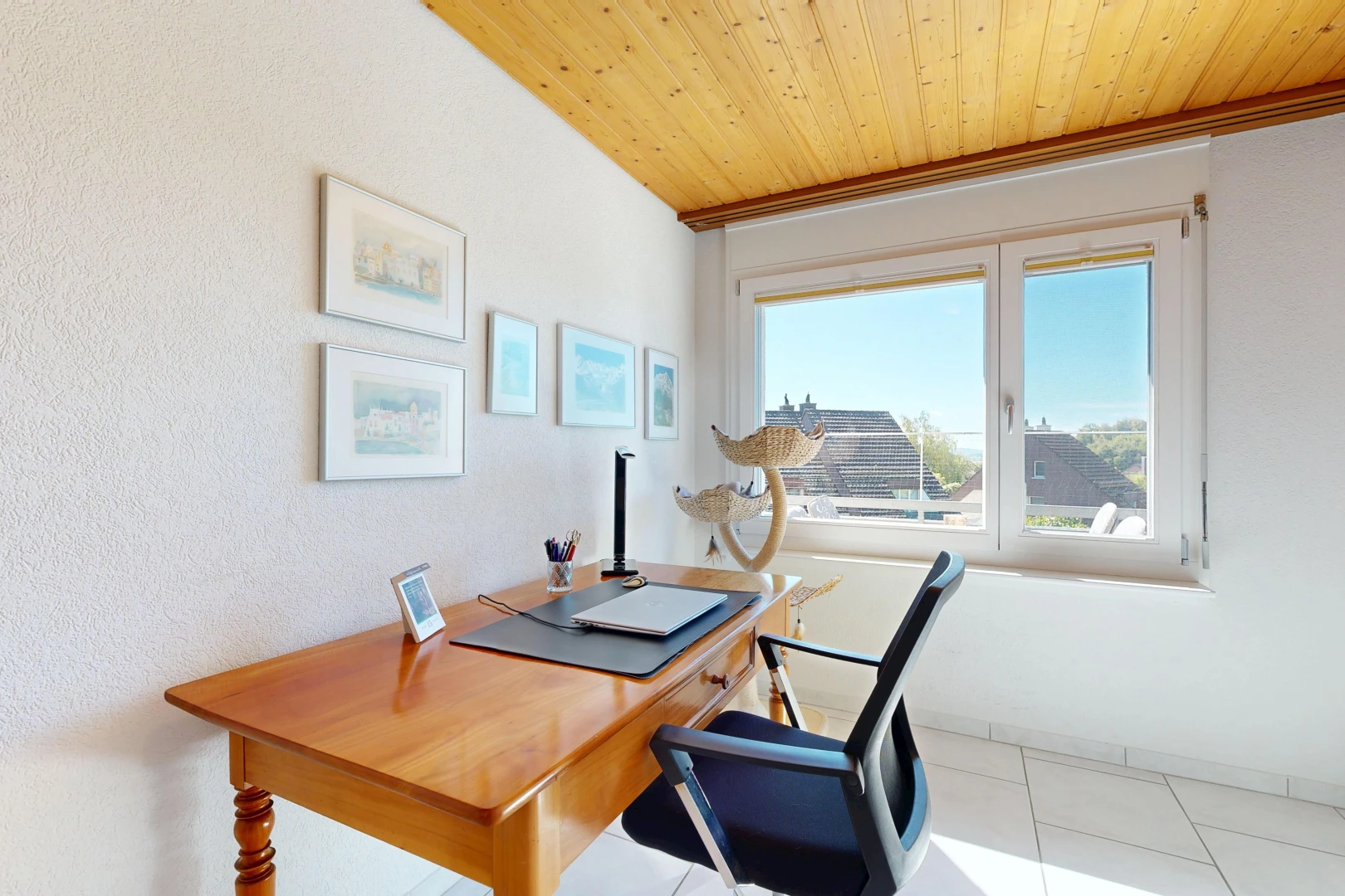 büro mit wood ceiling, holzdecke, natürliches licht, day time, und inside property