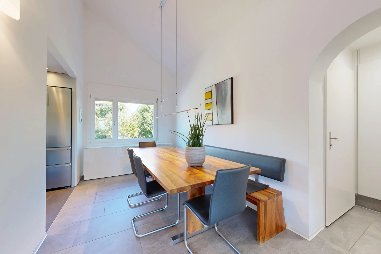 esszimmer mit gewölbte gehwege, high ceiling, hohe decke, drywall, und gipskartonwand