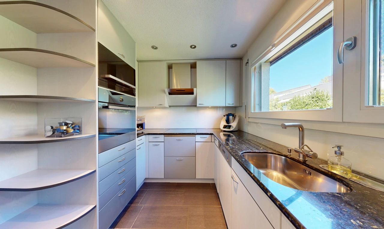 küche mit open shelves, offene regale, waschbecken, day time, und ofen