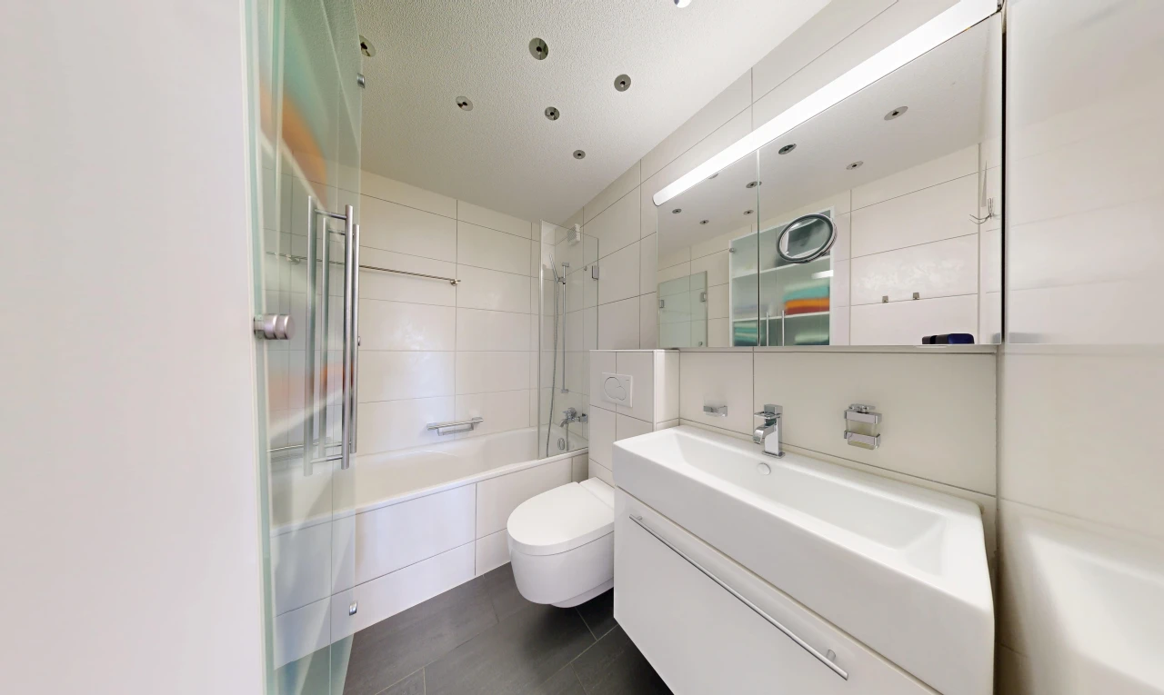bad mit kombiniertes bad / dusche, komplettes badezimmer, schminktisch, dark floor, und inside property