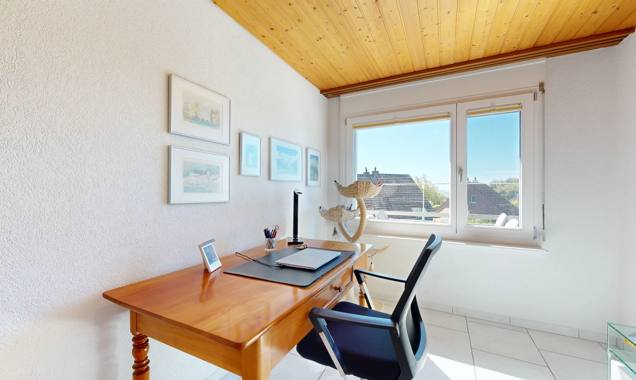 büro mit wood ceiling, holzdecke, natürliches licht, day time, und inside property