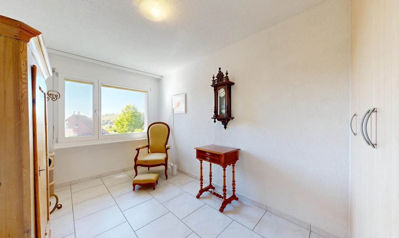 zimmer / schlafzimmer mit light floor, tile floor, fliesenboden, day time, und baseboards wall