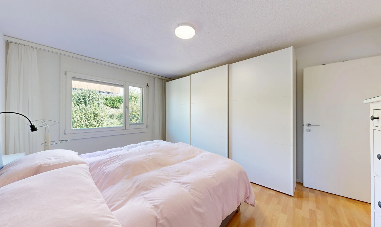zimmer / schlafzimmer mit light floor, wood finish floor, holzfußboden, inside property, und kleiderschrank