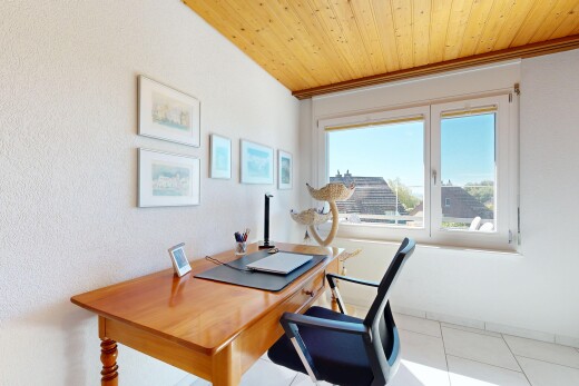 büro mit wood ceiling, holzdecke, natürliches licht, day time, und inside property