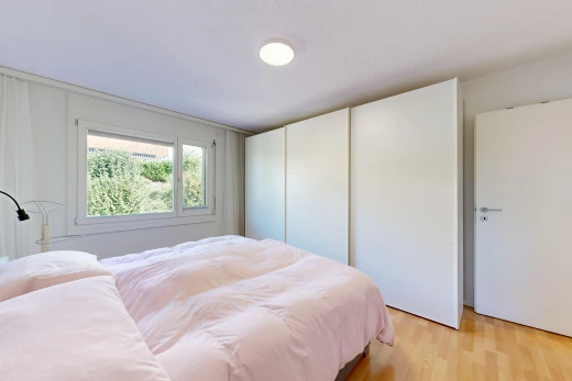 zimmer / schlafzimmer mit light floor, wood finish floor, holzfußboden, inside property, und kleiderschrank