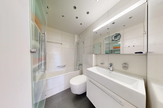 bad mit kombiniertes bad / dusche, komplettes badezimmer, schminktisch, dark floor, und inside property