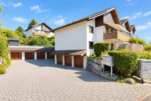 außenansicht mit ziegeldach, gemeinschaftsgaragen, balkon, und day time