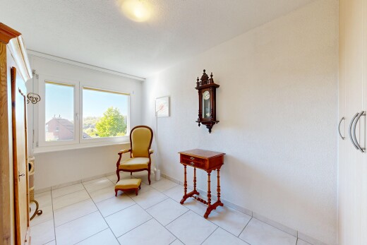 zimmer / schlafzimmer mit light floor, tile floor, fliesenboden, day time, und baseboards wall