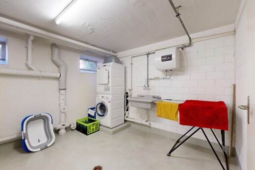 wäschekammer mit waschturm, wäscherei, inside property, betonboden, und concrete floor