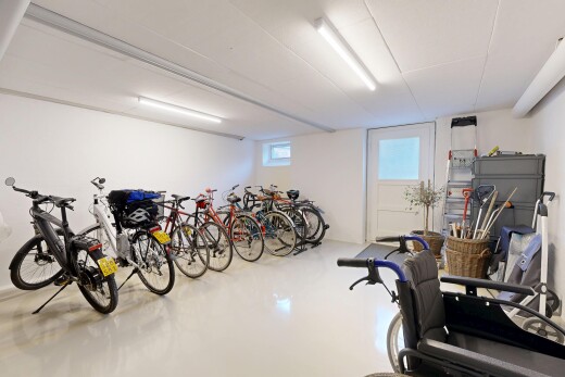 fitnessstudio mit finished concrete floor, betonboden, concrete floor, niedrige decke, und low ceiling