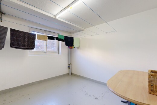 leerer raum mit betonboden, concrete floor, gipskartonwand, drywall, und natürliches licht