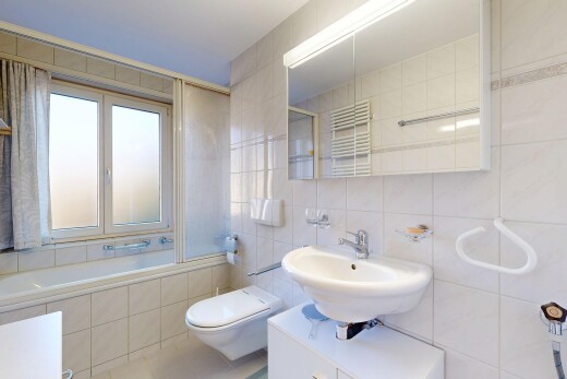 bad mit komplettes badezimmer, kühler, spiegel, fliesenwand, und tile wall