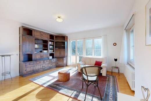 wohnzimmer mit holzfußboden, wood finish floor, inside property, kühler, und gipskartonwand
