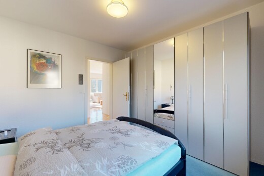 zimmer / schlafzimmer mit gipskartonwand, drywall, inside property, und kleiderschrank