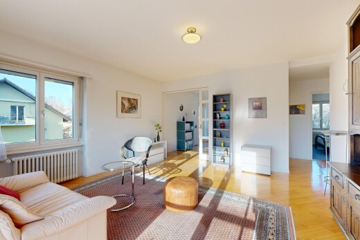 wohnzimmer mit kühler, inside property, holzfußboden, wood finish floor, und gipskartonwand