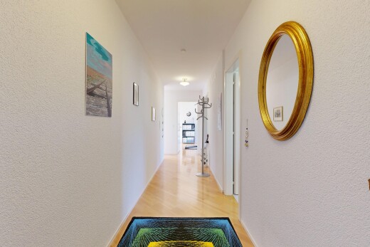 halle / korridor mit strukturierte wand, textured wall, inside property, holzfußboden, und wood finish floor