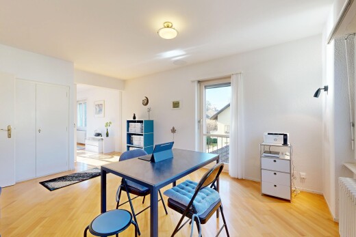 wohn- / esszimmer mit holzfußboden, wood finish floor, gipskartonwand, drywall, und kühler