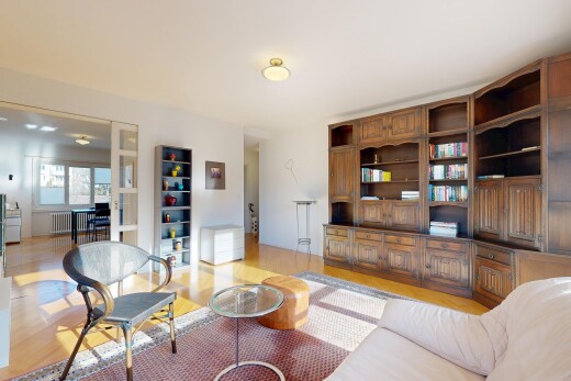 wohnzimmer mit inside property, gipskartonwand, drywall, natürliches licht, und natural light