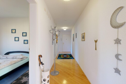 halle / korridor mit inside property, holzfußboden, wood finish floor, gipskartonwand, und drywall