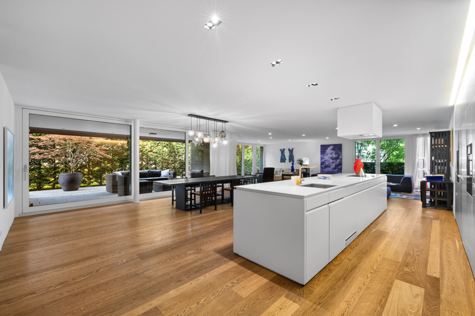 küche mit öffnet sich zum wohnraum, opens to living area, kücheninsel, kitchen island, und natürliches licht