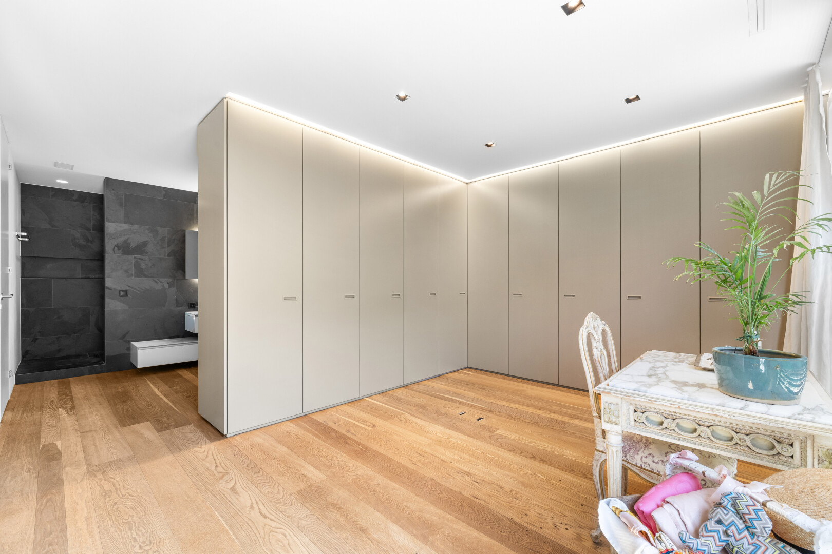 zimmer / schlafzimmer mit inside community, holzfußboden, wood finish floor, und light floor