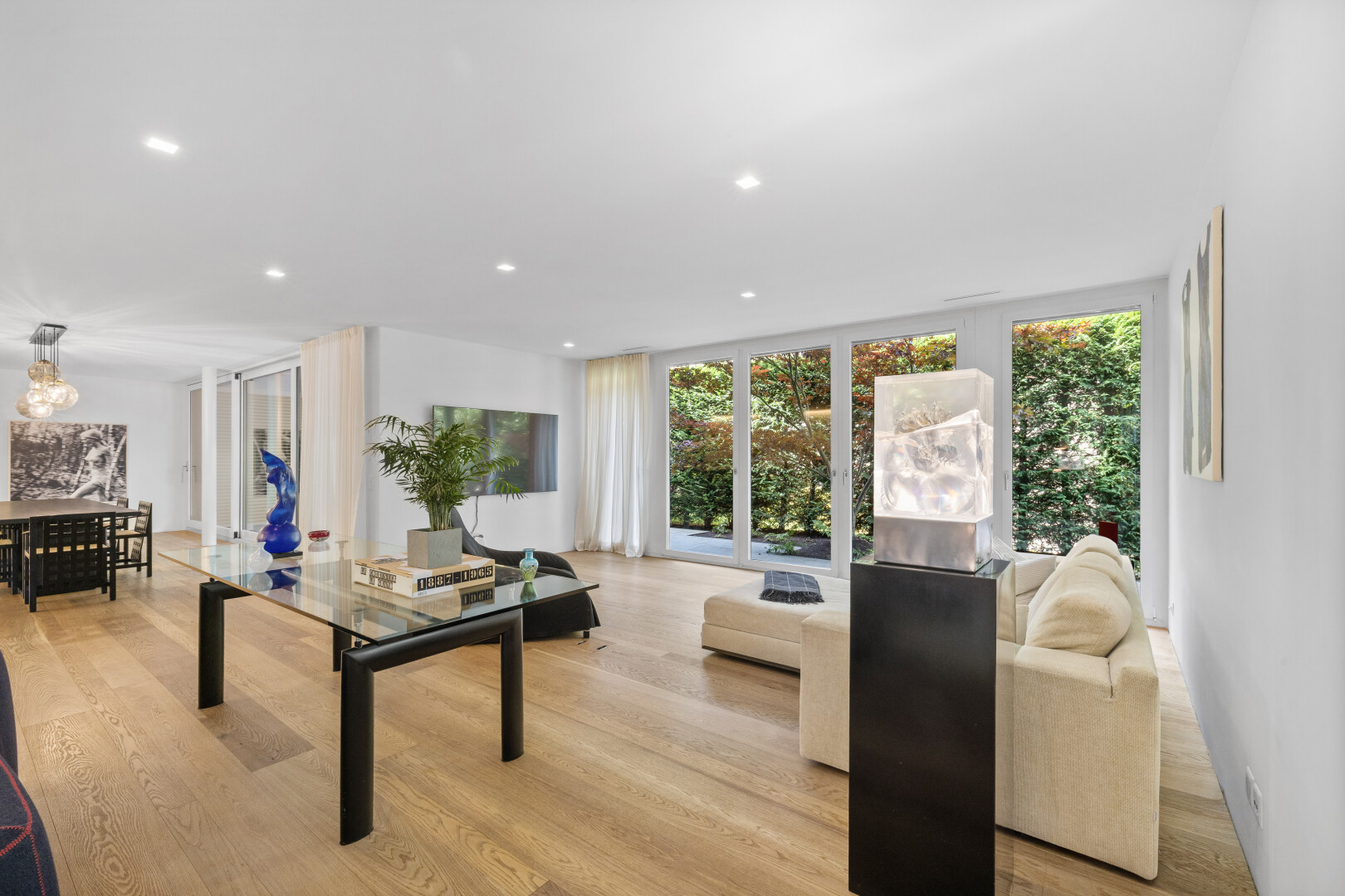 living area featuring light wood-type flooring and recessed lighting