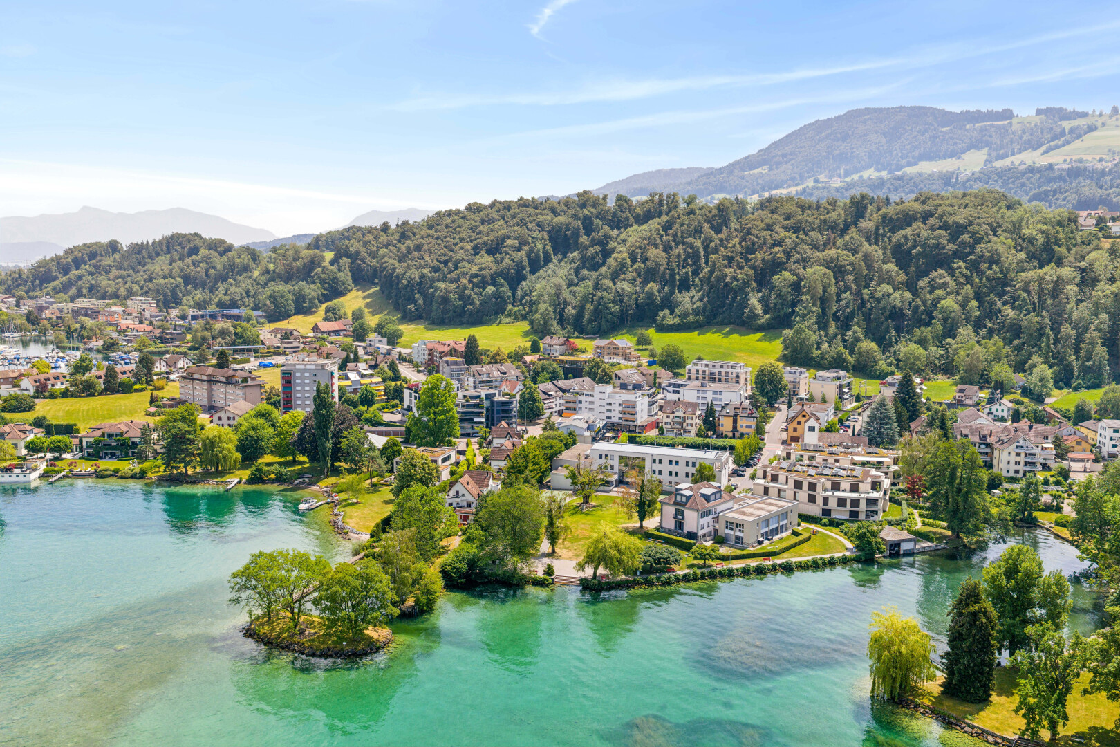 seesicht mit mountain view, blick auf die berge, aerial view, day time, und water view