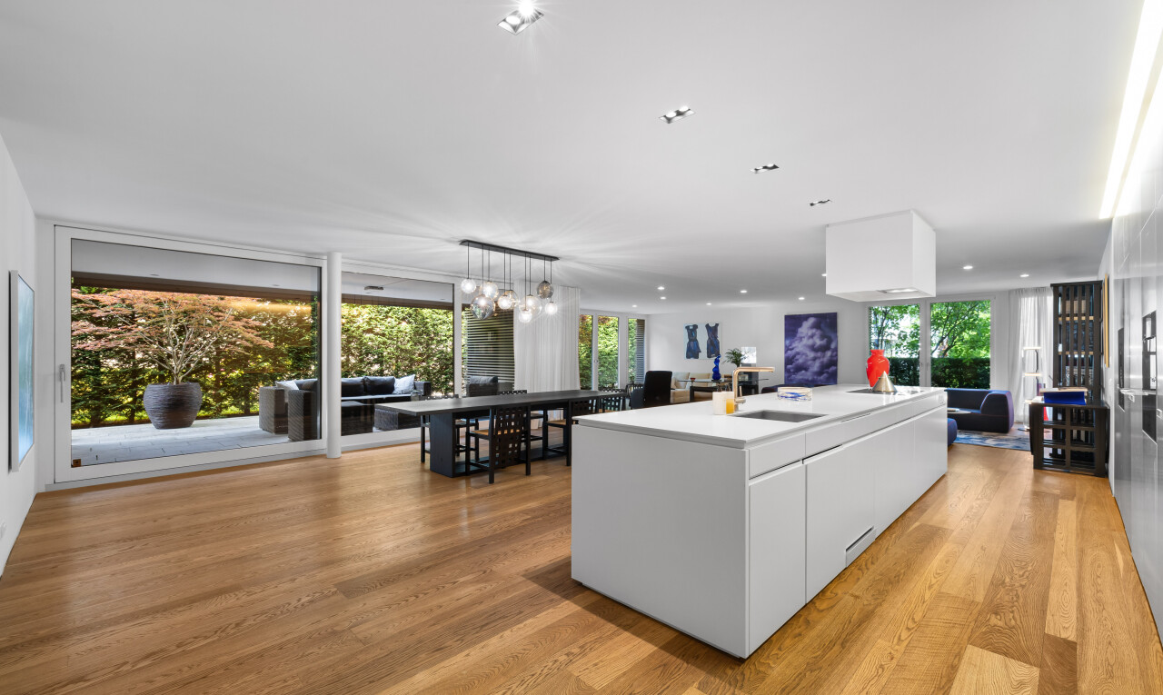küche mit öffnet sich zum wohnraum, opens to living area, kücheninsel, kitchen island, und natürliches licht