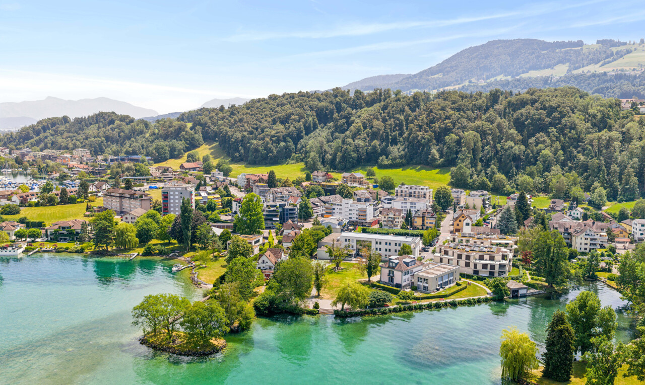 seesicht mit mountain view, blick auf die berge, aerial view, day time, und water view