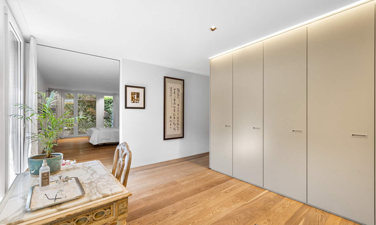 esszimmer mit holzfußboden, wood finish floor, gipskartonwand, drywall, und natürliches licht