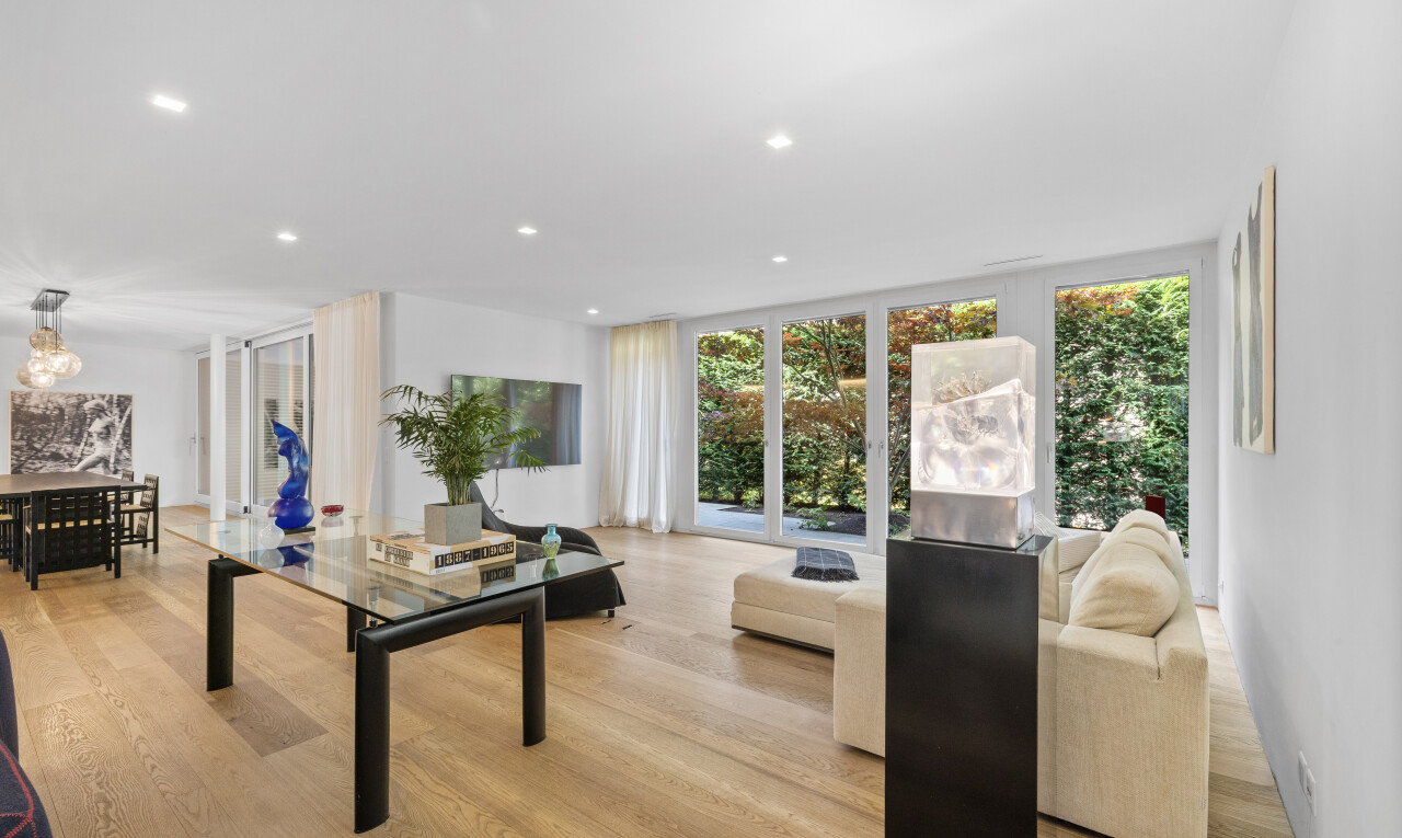 living area featuring light wood-type flooring and recessed lighting