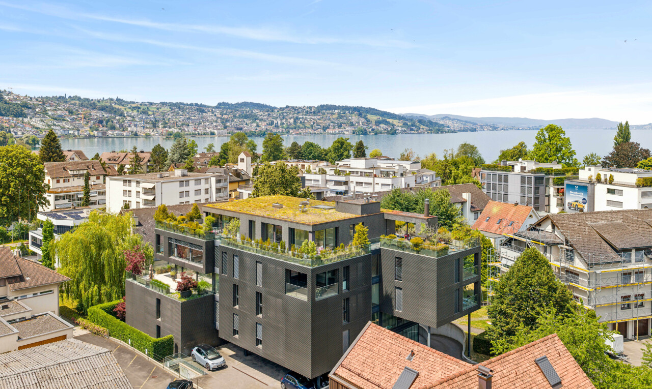extérieur du bâtiment avec mountain view, vue sur la montagne, water view, vue sur l'eau, et day time