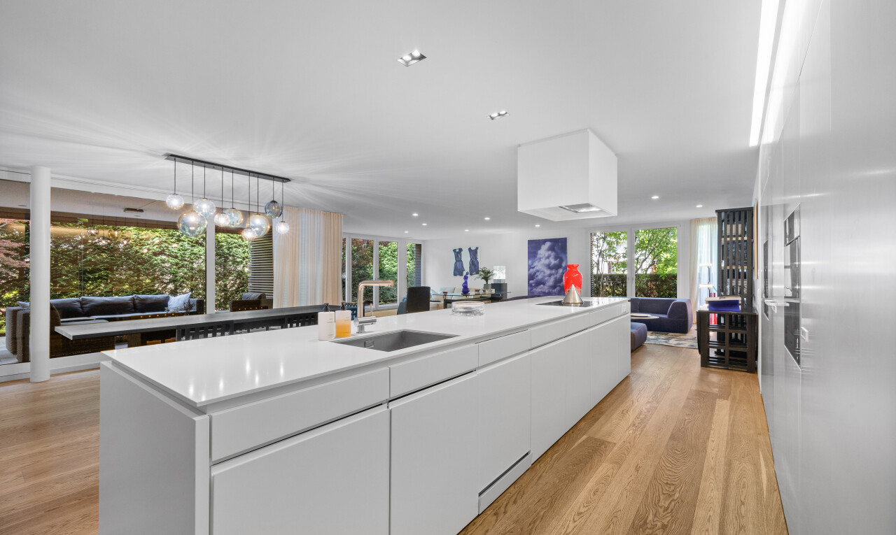 küche mit öffnet sich zum wohnraum, opens to living area, schränke mit flachen paneelen, flat panel cabinets, und kücheninsel