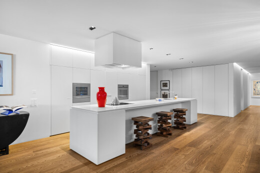 küche mit schränke mit flachen paneelen, flat panel cabinets, kücheninsel, kitchen island, und holzfußboden