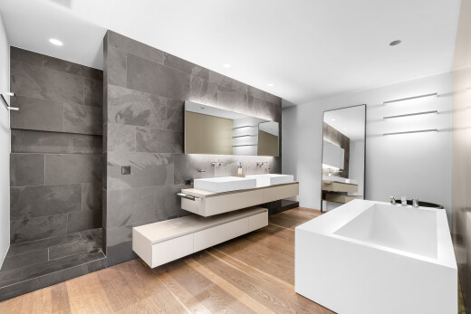 bad mit doppelwaschtisch, spiegel, komplettes badezimmer, holzfußboden, und wood finish floor