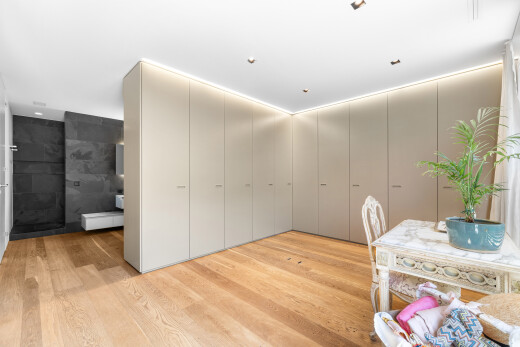 zimmer / schlafzimmer mit inside community, holzfußboden, wood finish floor, und light floor