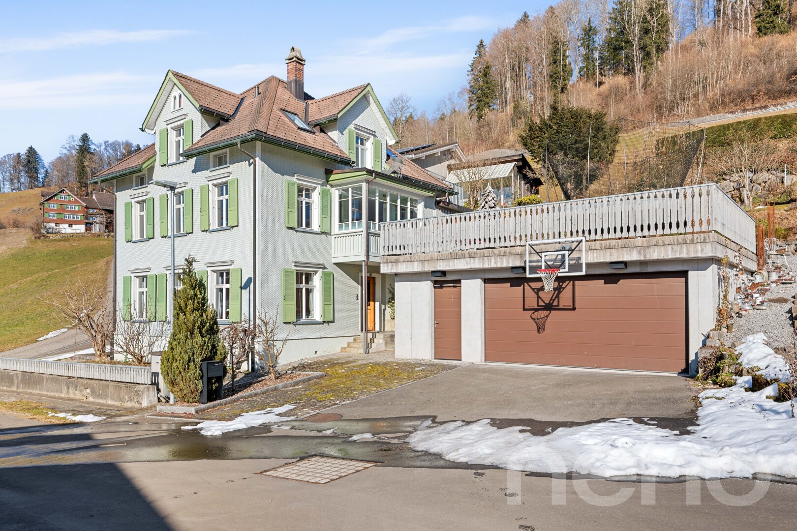 außenansicht mit garage, day time, und property visible