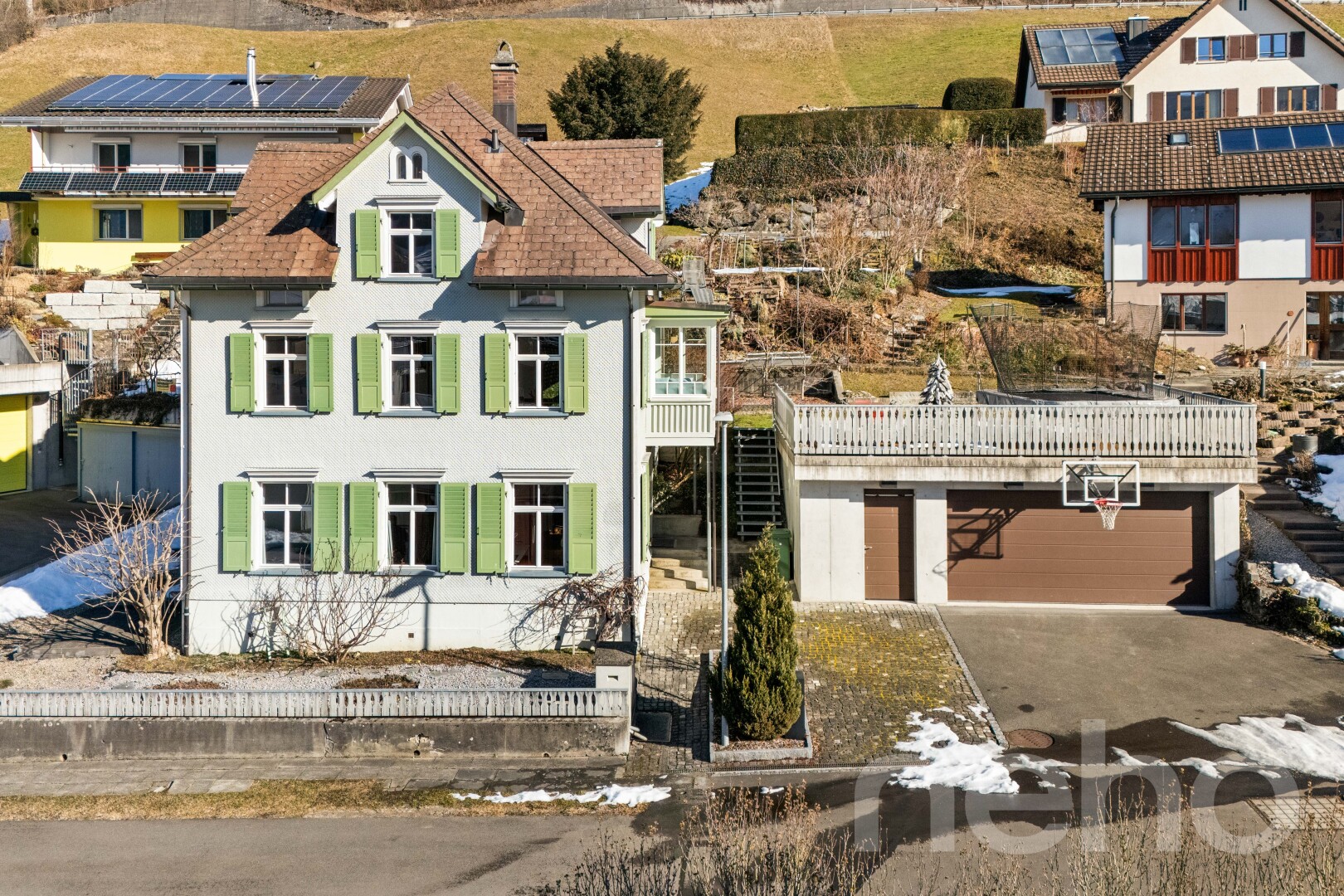 außenansicht mit garage, auffahrt, treppen, balkon, und schornstein