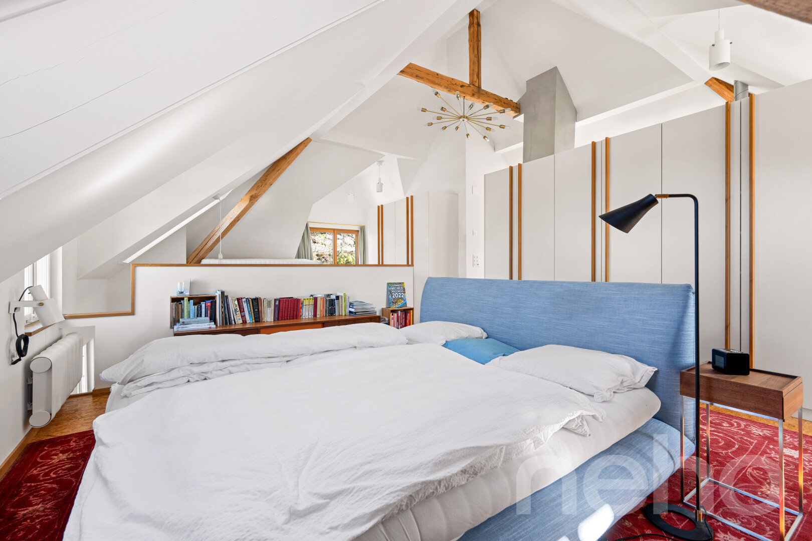 zimmer / schlafzimmer mit dachschräge, vaulted ceiling, inside property, kühler, und natürliches licht