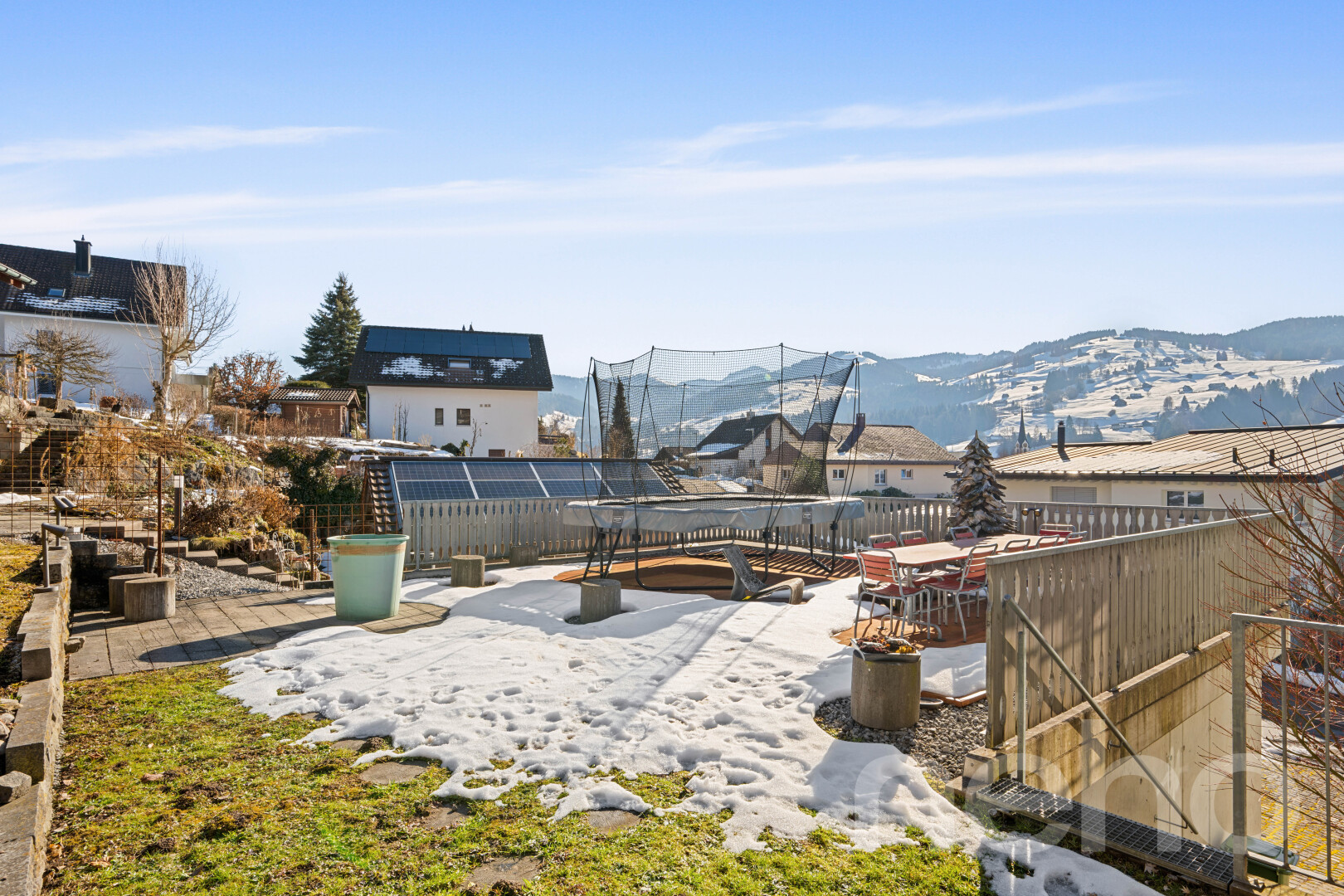 außenansicht mit day time, blick auf die berge, mountain view, und zaun