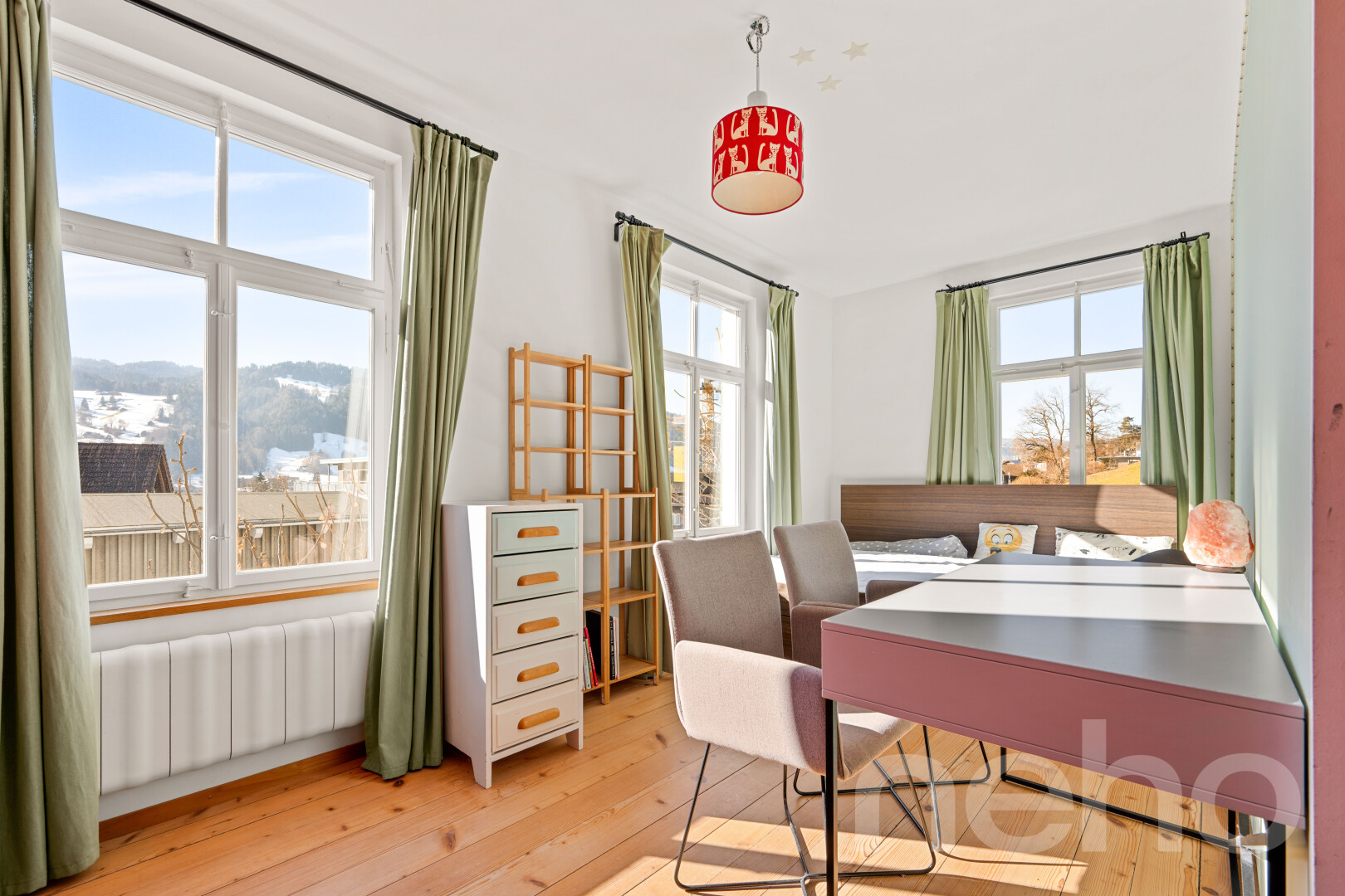 esszimmer mit day time, inside property, kühler, hardwood floor, und wood finish floor