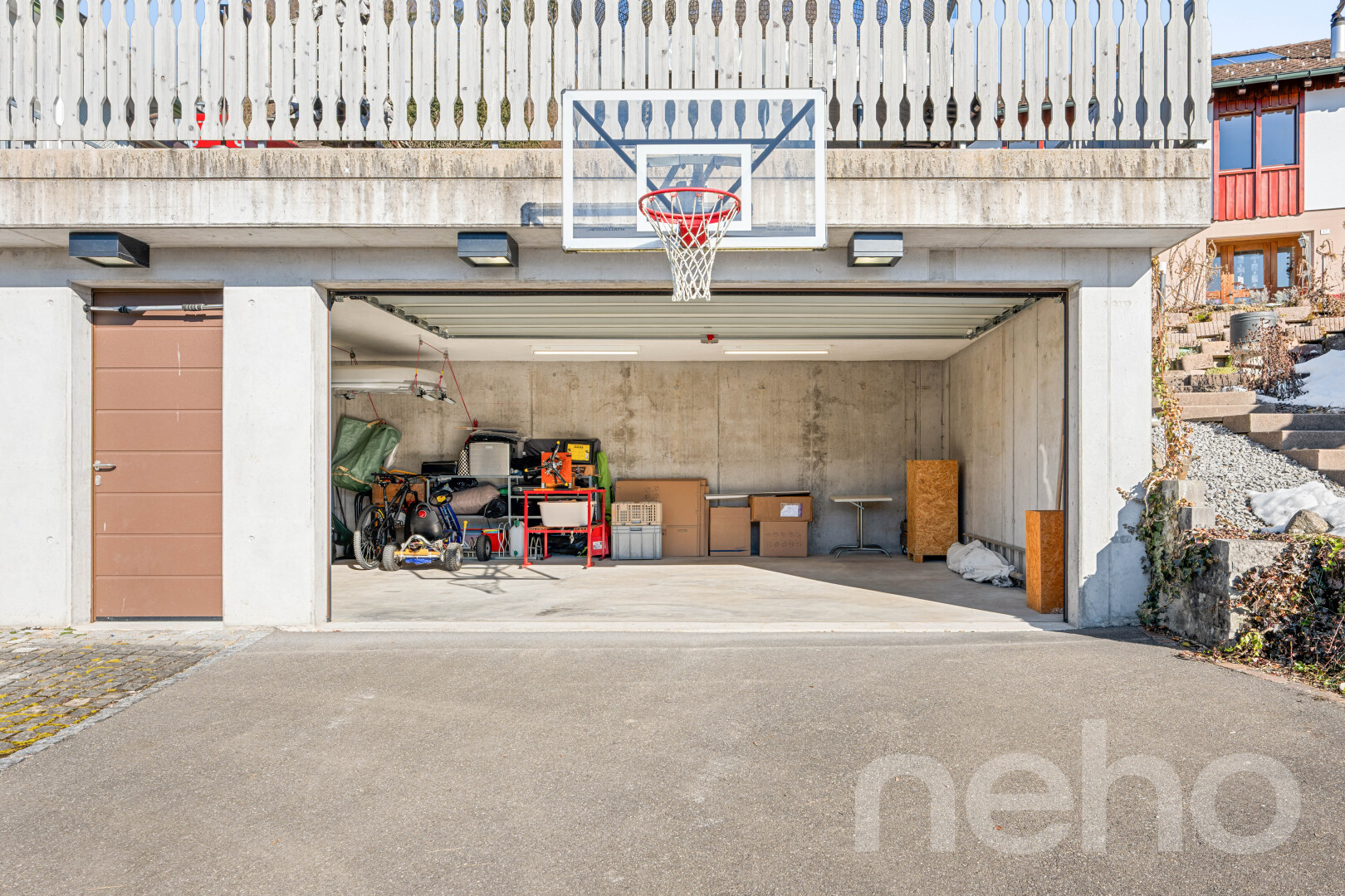 parken mit eingebaute garage, auffahrt, und day time