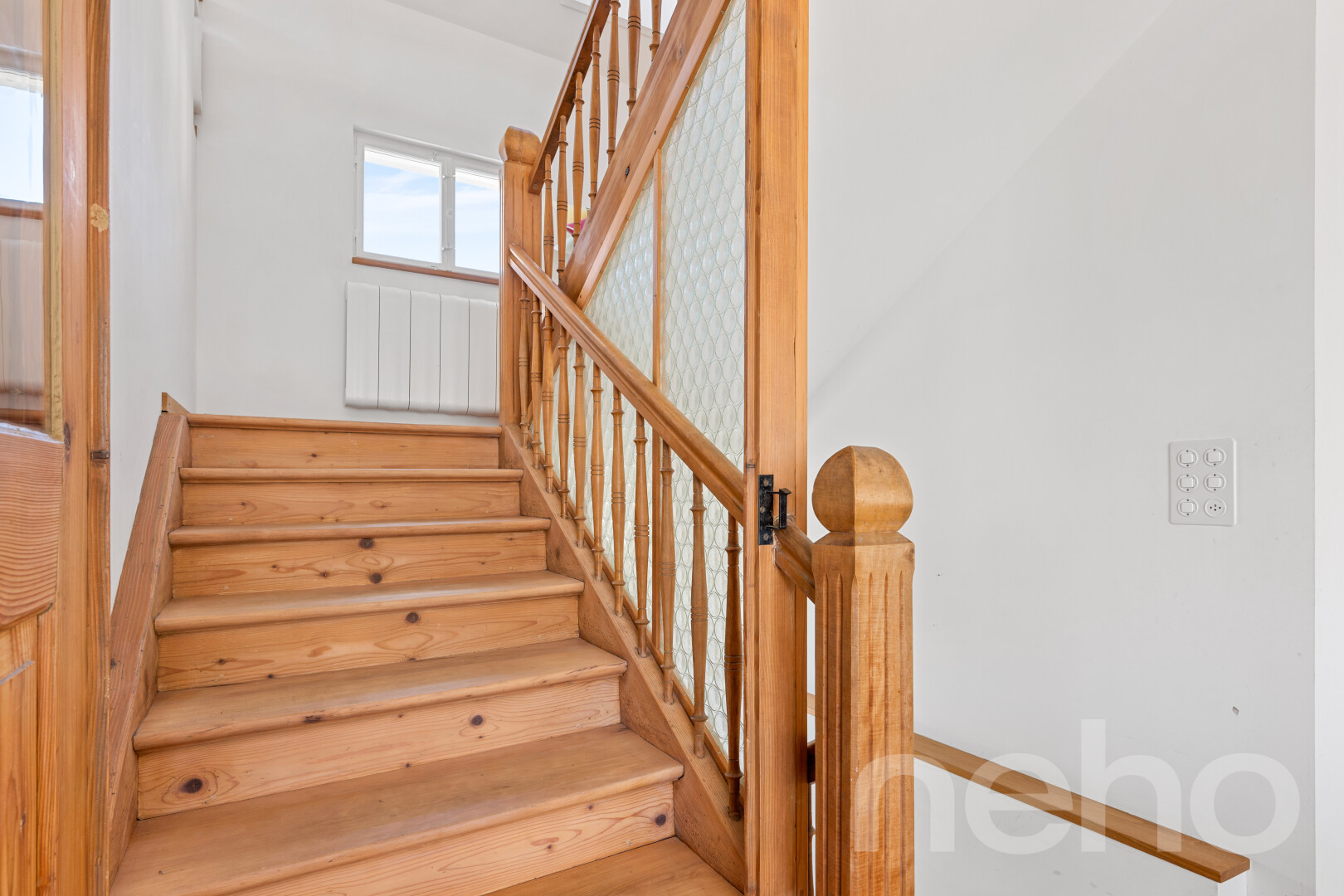 treppe mit treppen, drywall, gipskartonwand, natural light, und natürliches licht