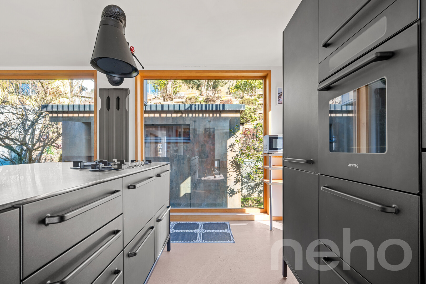küche mit ofen, inside property, graue schränke, gray cabinets, und light floor