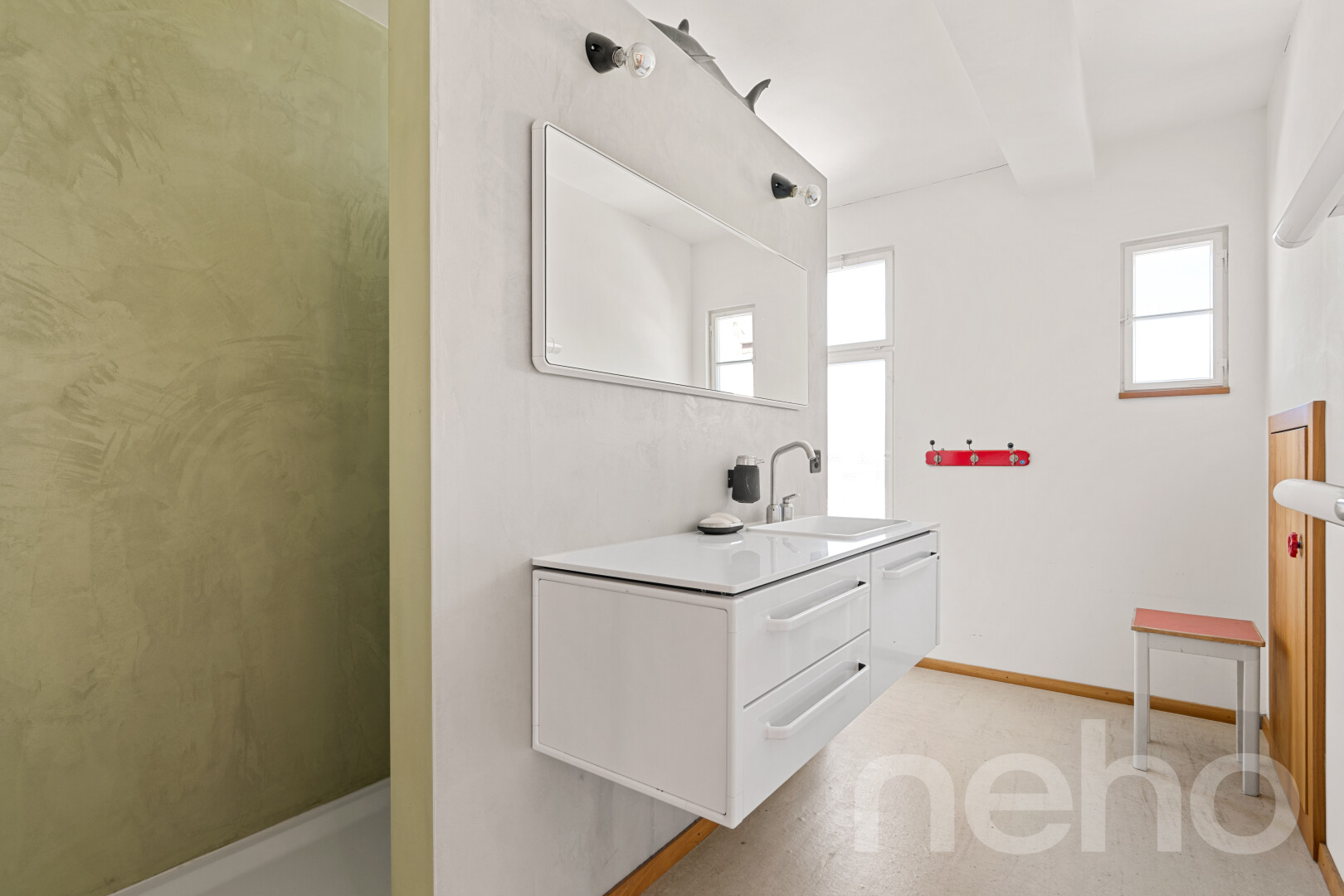 bad mit schminktisch, komplettes badezimmer, light floor, natürliches licht, und natural light