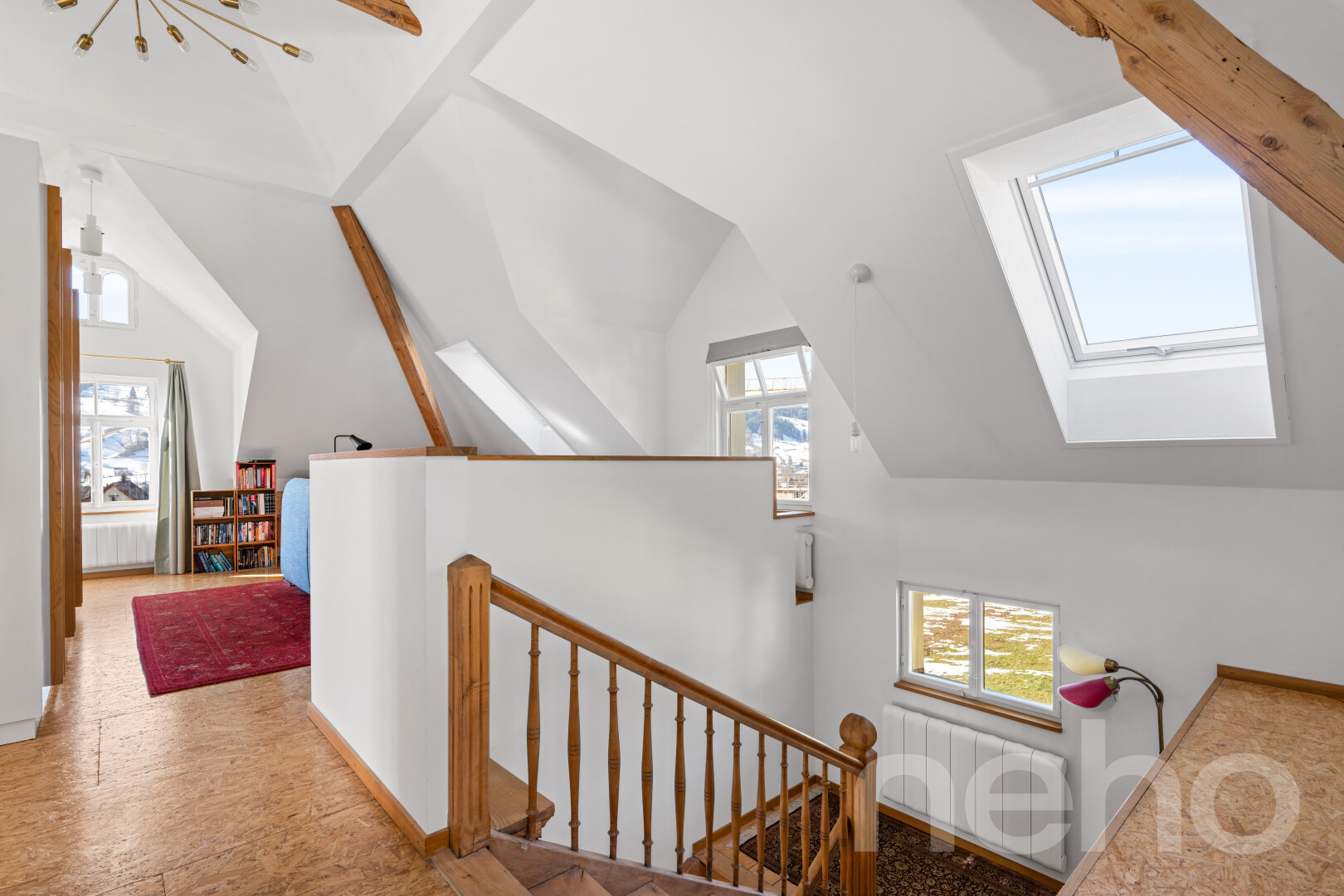 treppe mit kühler, inside property, natürliches licht, natural light, und gipskartonwand