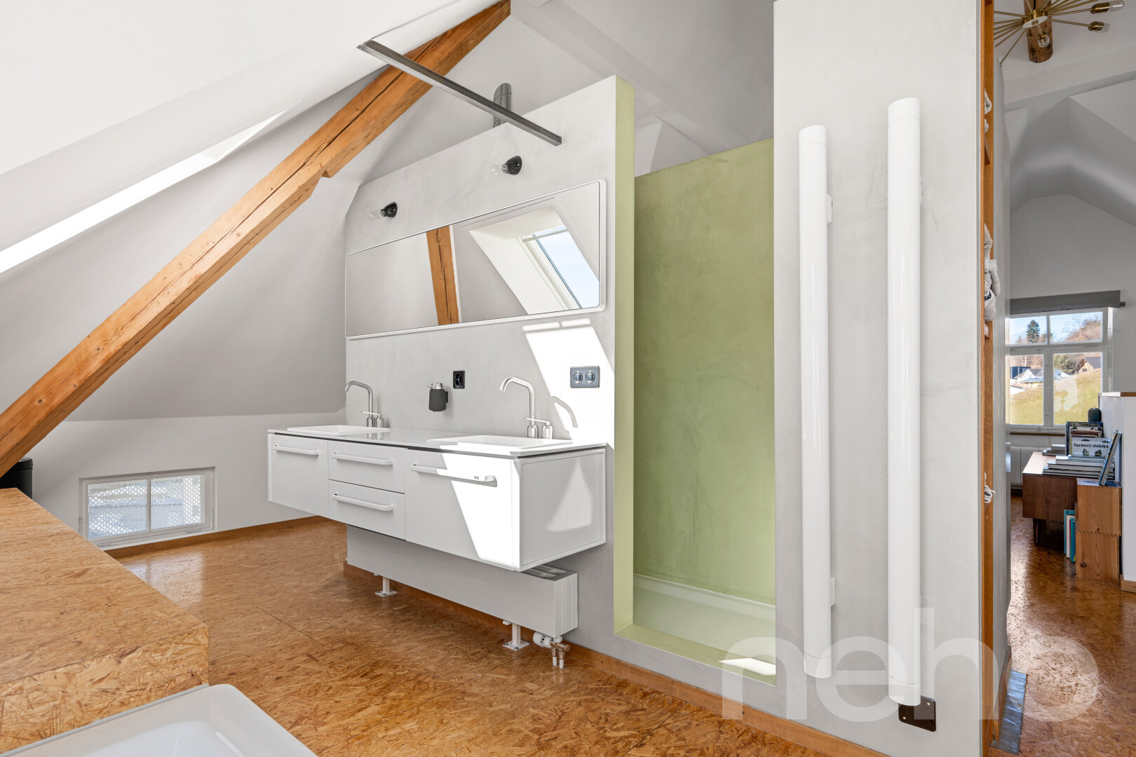 bad mit natürliches licht, natural light, dachschräge, vaulted ceiling, und komplettes badezimmer