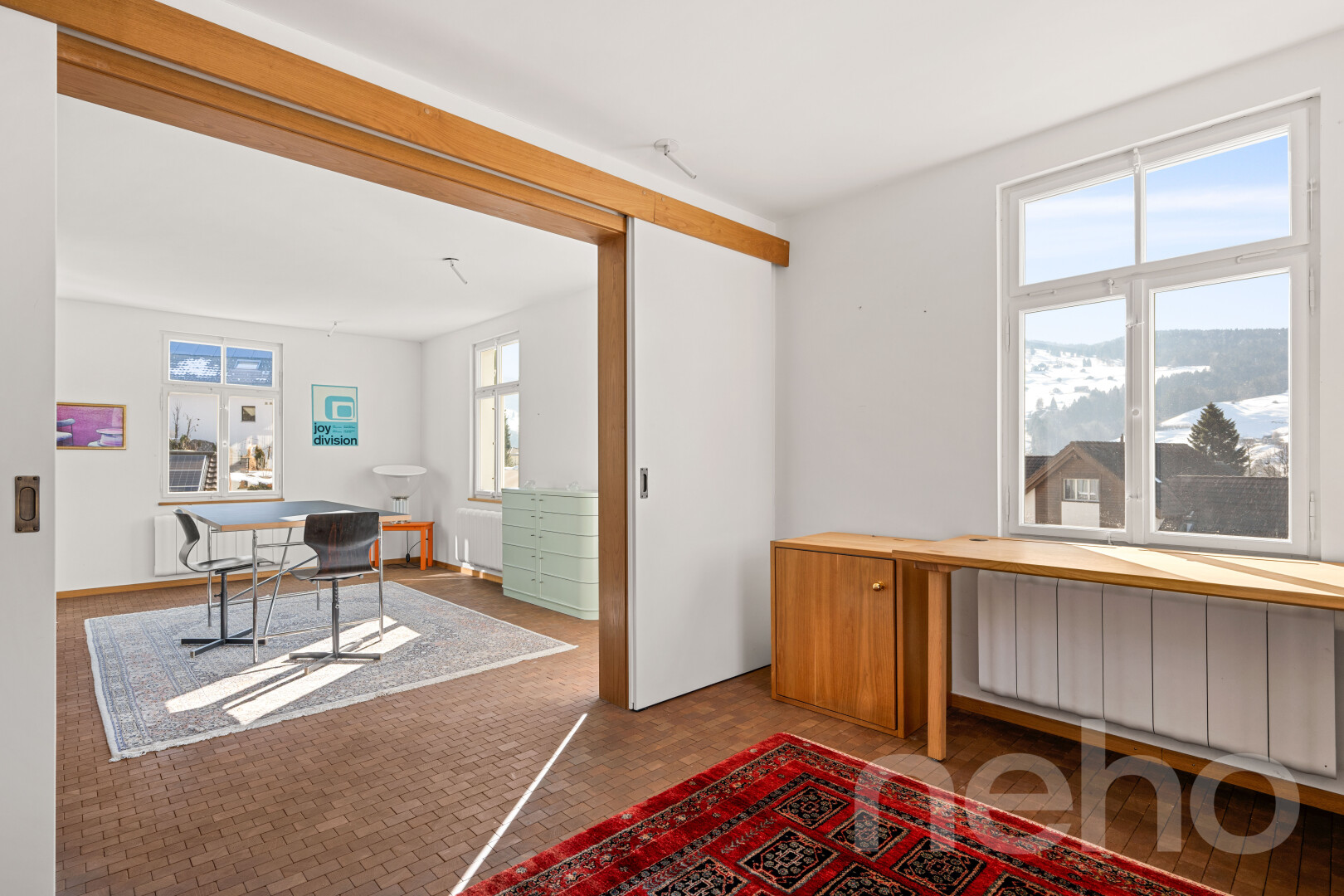 büro mit kühler, gipskartonwand, drywall, natürliches licht, und natural light